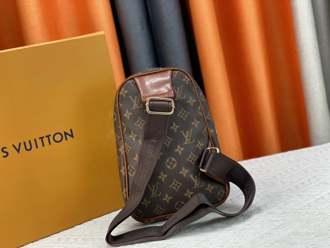 Practical 9716 Louis Vuitton AAA Man Messenger Bags