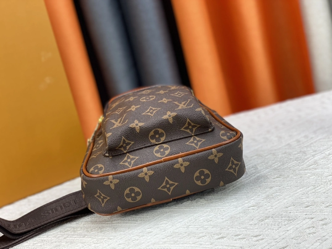 Practical 9716 Louis Vuitton AAA Man Messenger Bags