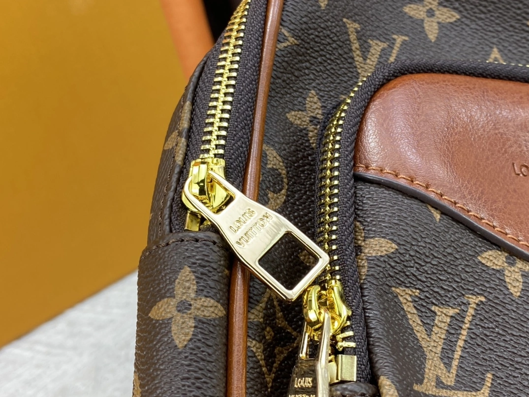 Practical 9716 Louis Vuitton AAA Man Messenger Bags