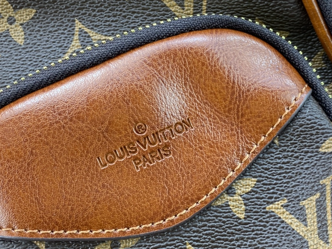 Practical 9716 Louis Vuitton AAA Man Messenger Bags