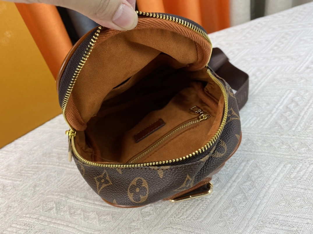 Practical 9716 Louis Vuitton AAA Man Messenger Bags