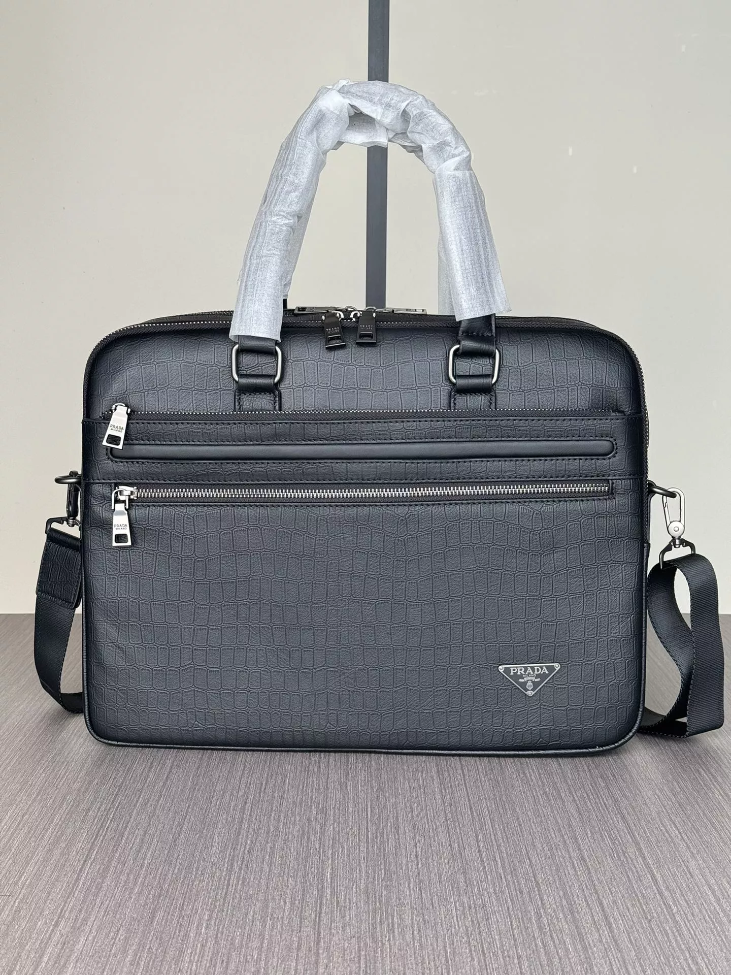 Practical 9727 Prada AAA Man Handbags