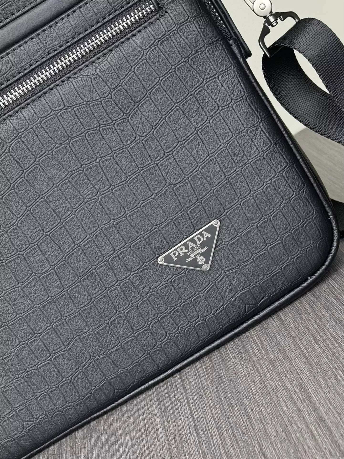 Practical 9727 Prada AAA Man Handbags