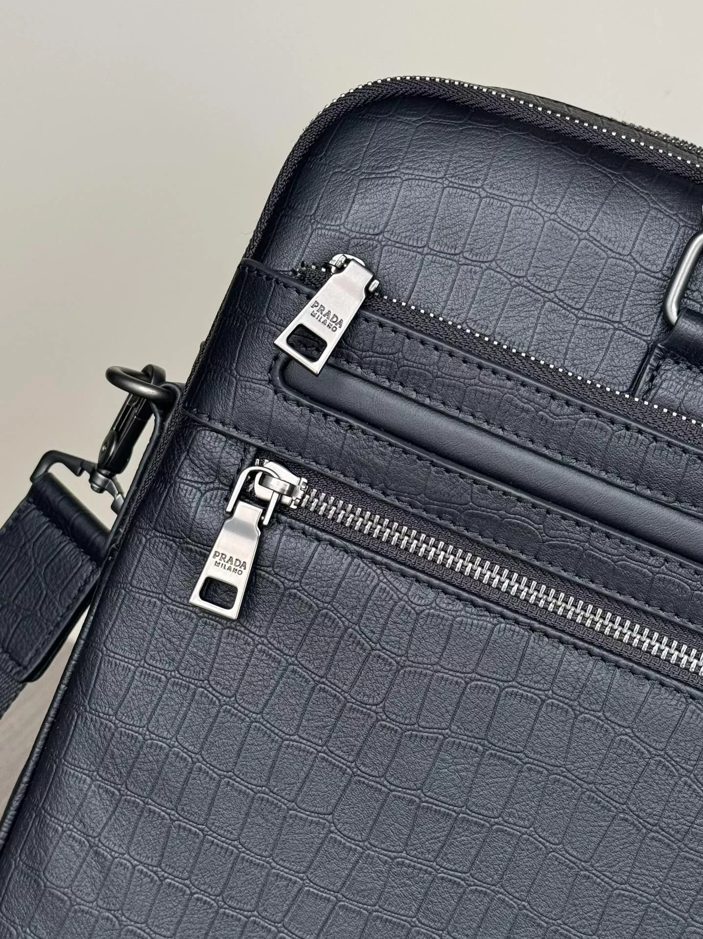 Practical 9727 Prada AAA Man Handbags