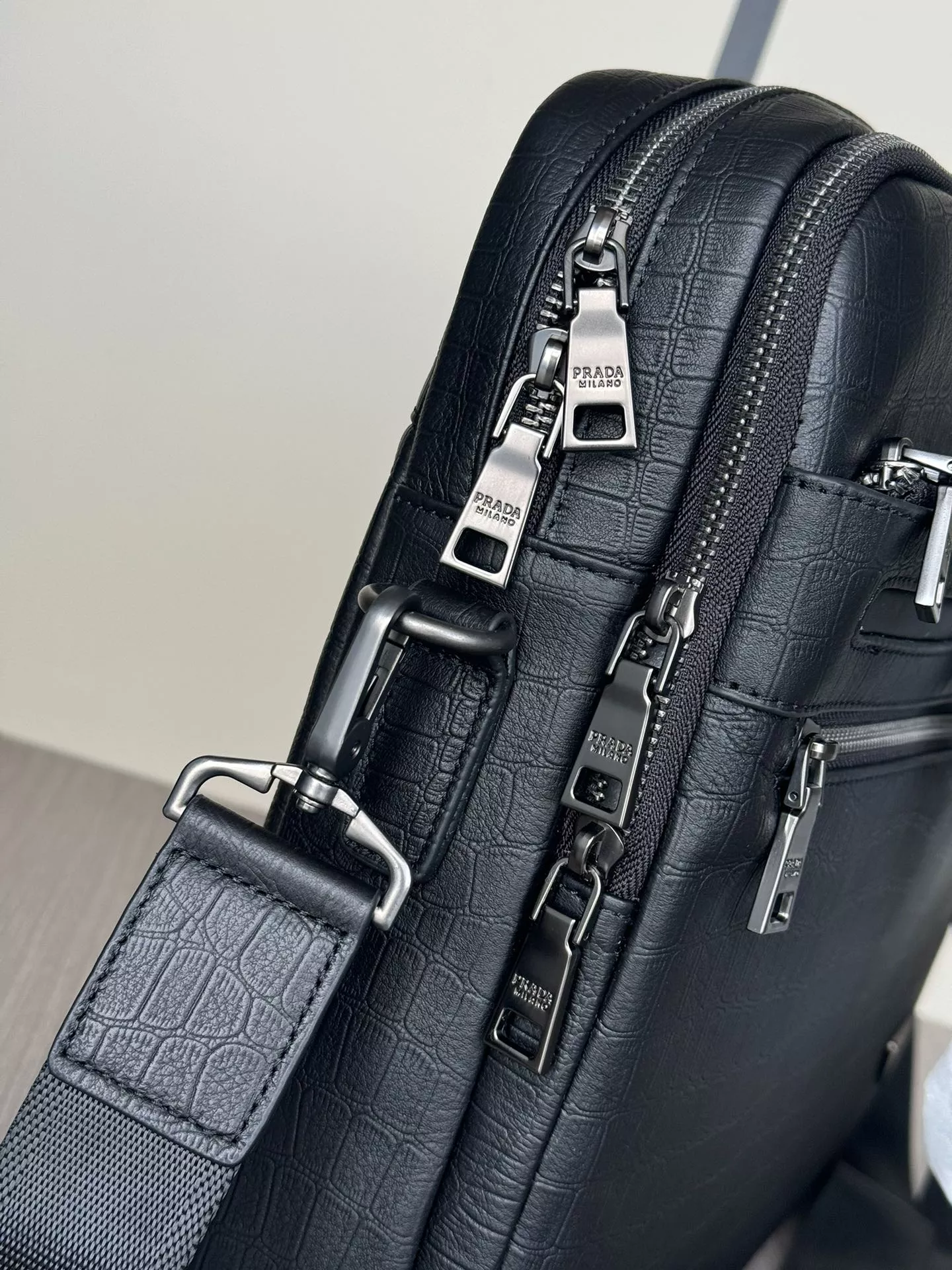 Practical 9727 Prada AAA Man Handbags
