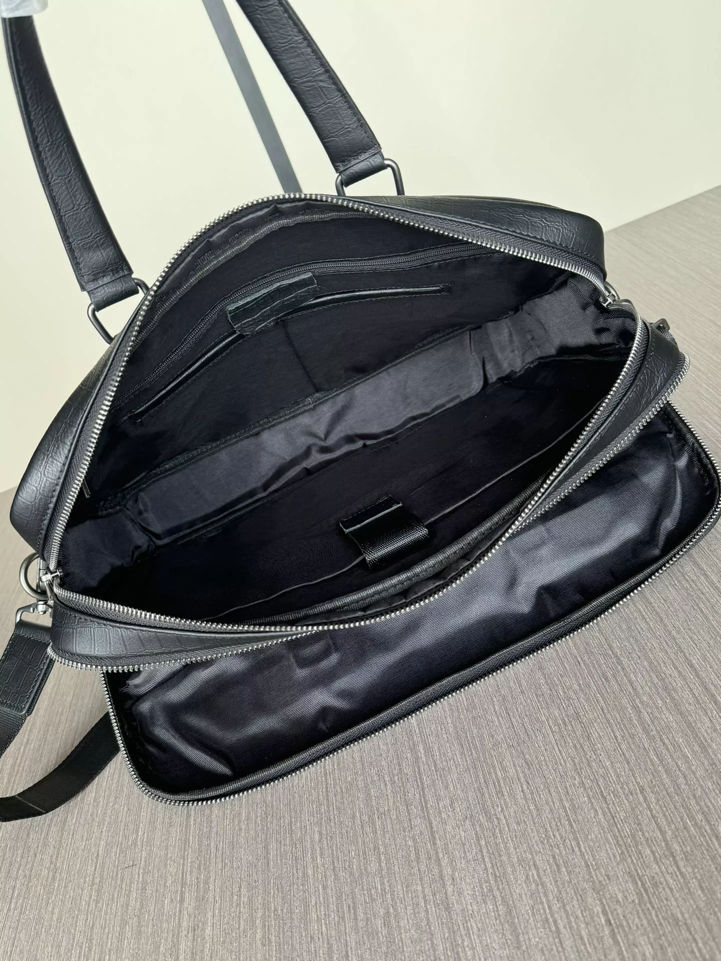 Practical 9727 Prada AAA Man Handbags