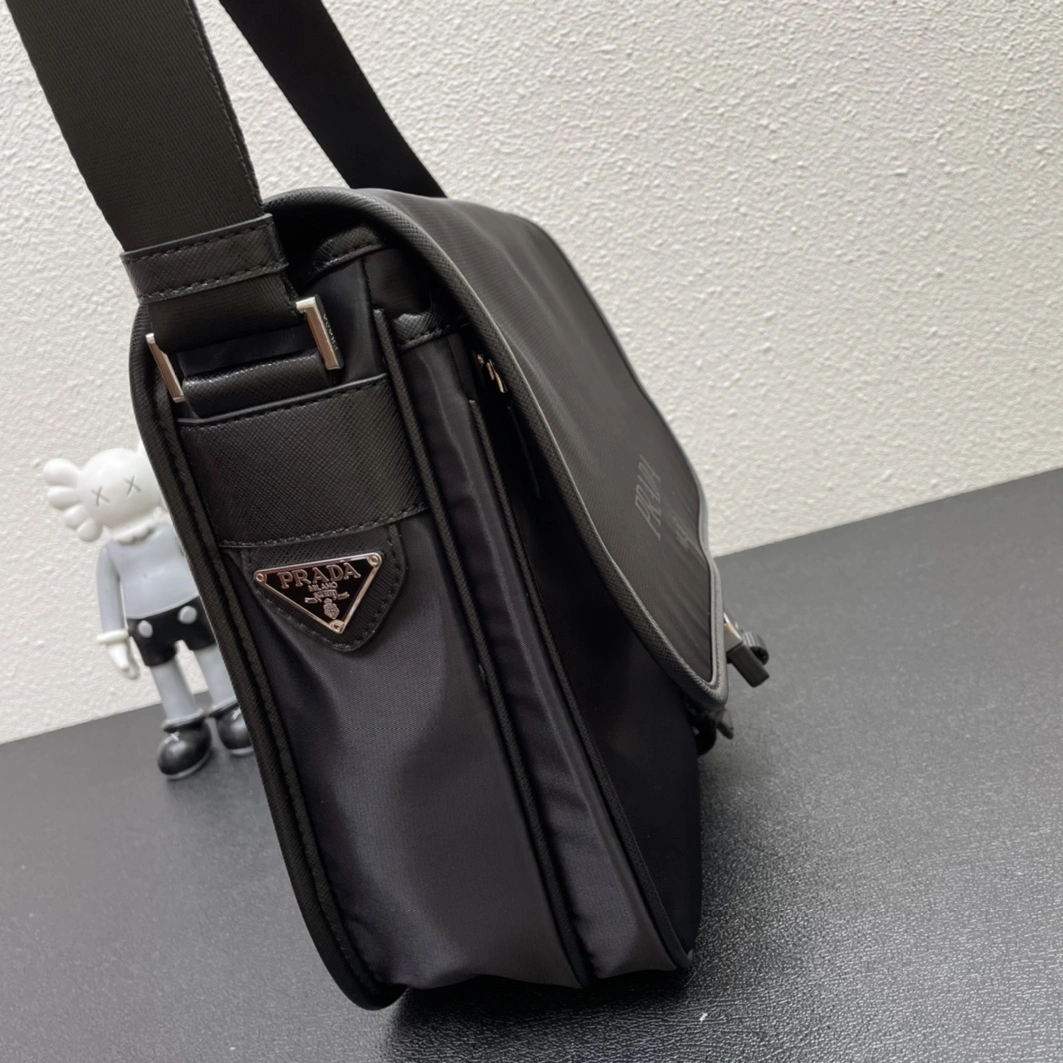 Prada AAA Man Messenger Bags Classic 5830