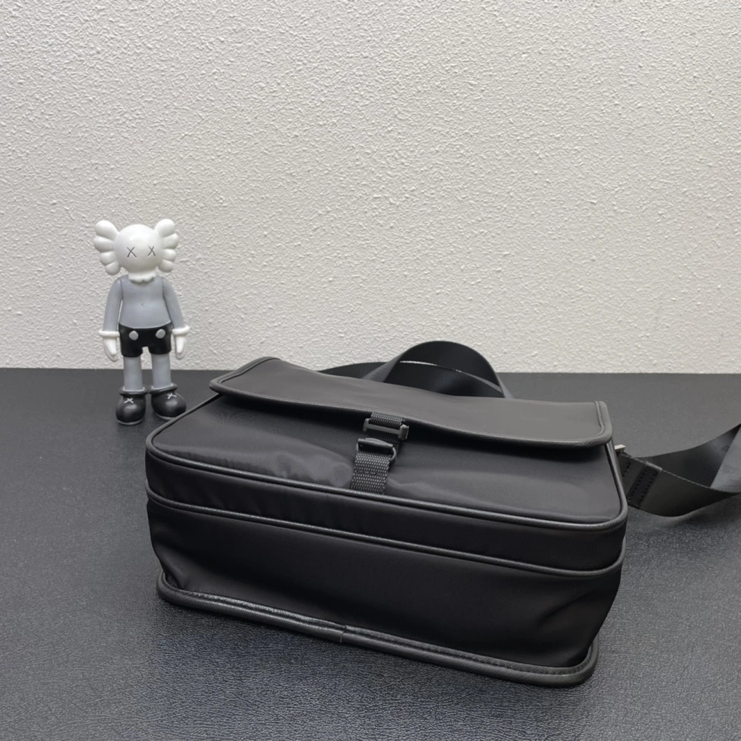 Prada AAA Man Messenger Bags Classic 5830