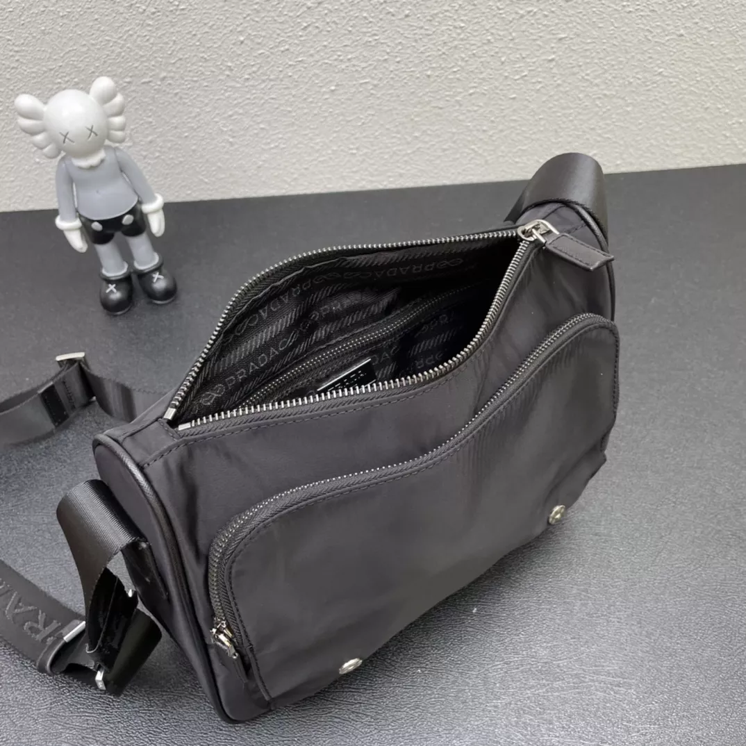 Prada AAA Man Messenger Bags Elegant 4069