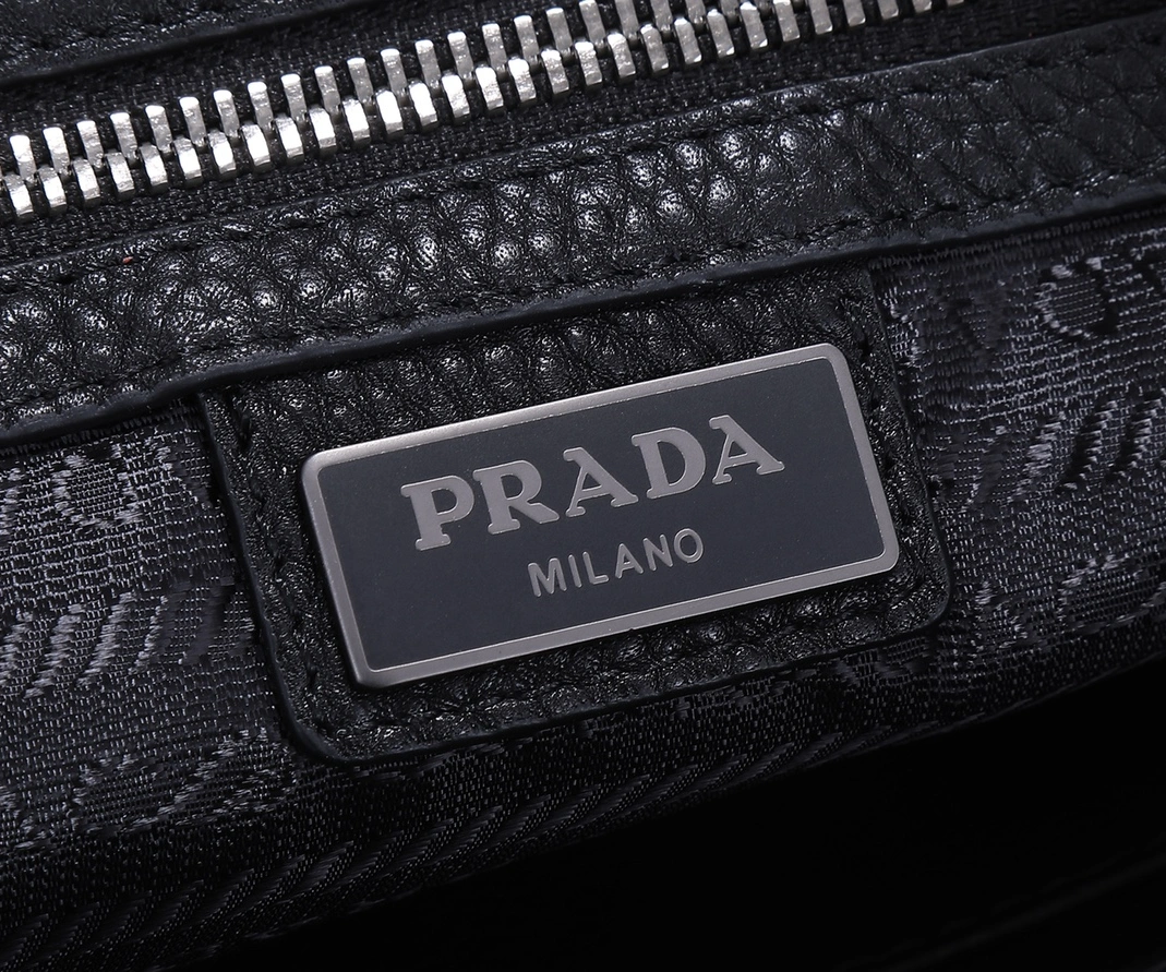 Prada AAA Man Wallets Minimalist 573
