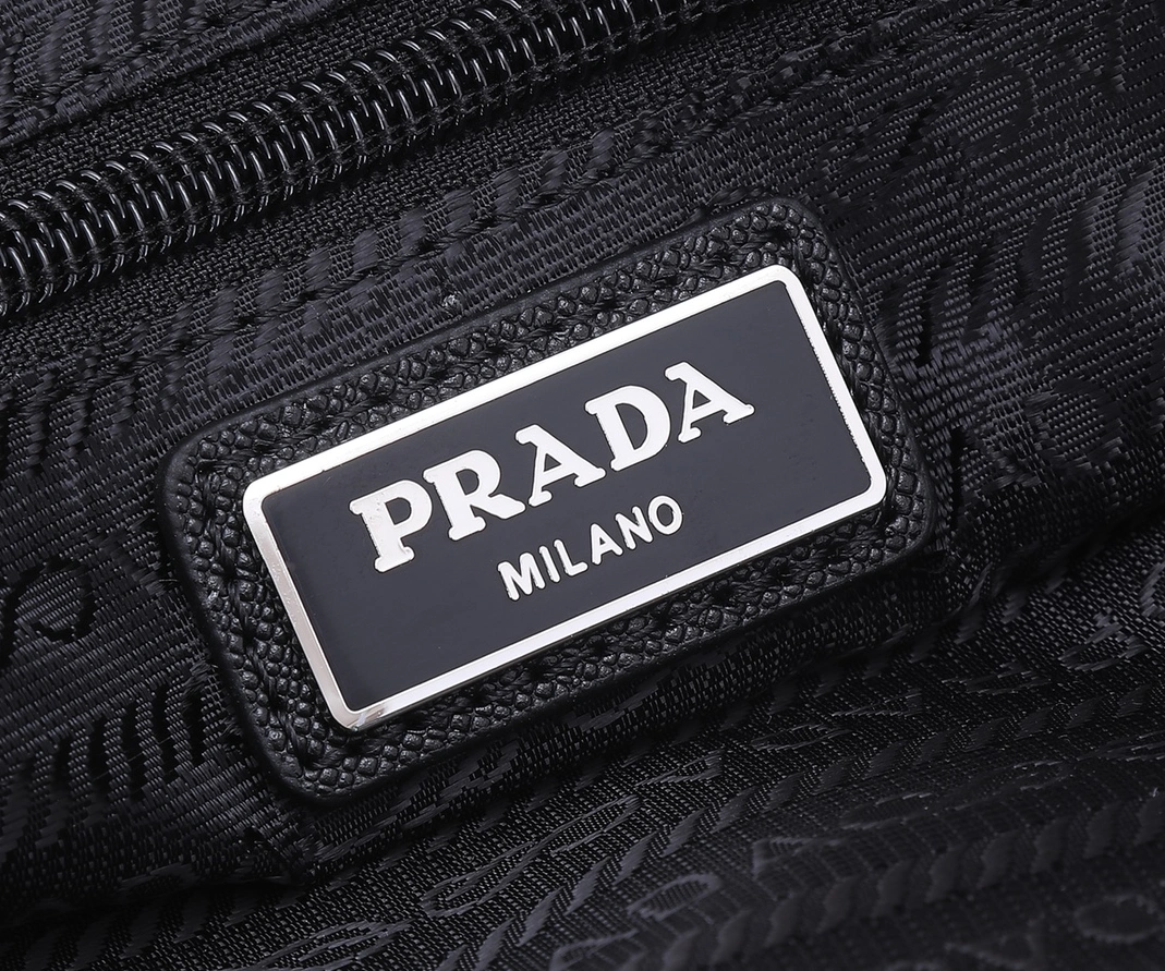 Prada AAA Man Wallets Versatile 8503