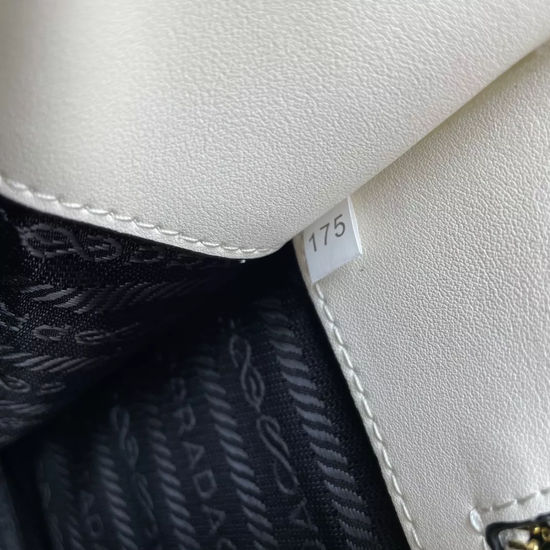 Prada AAA Quality Handbags For Women Bold 6371