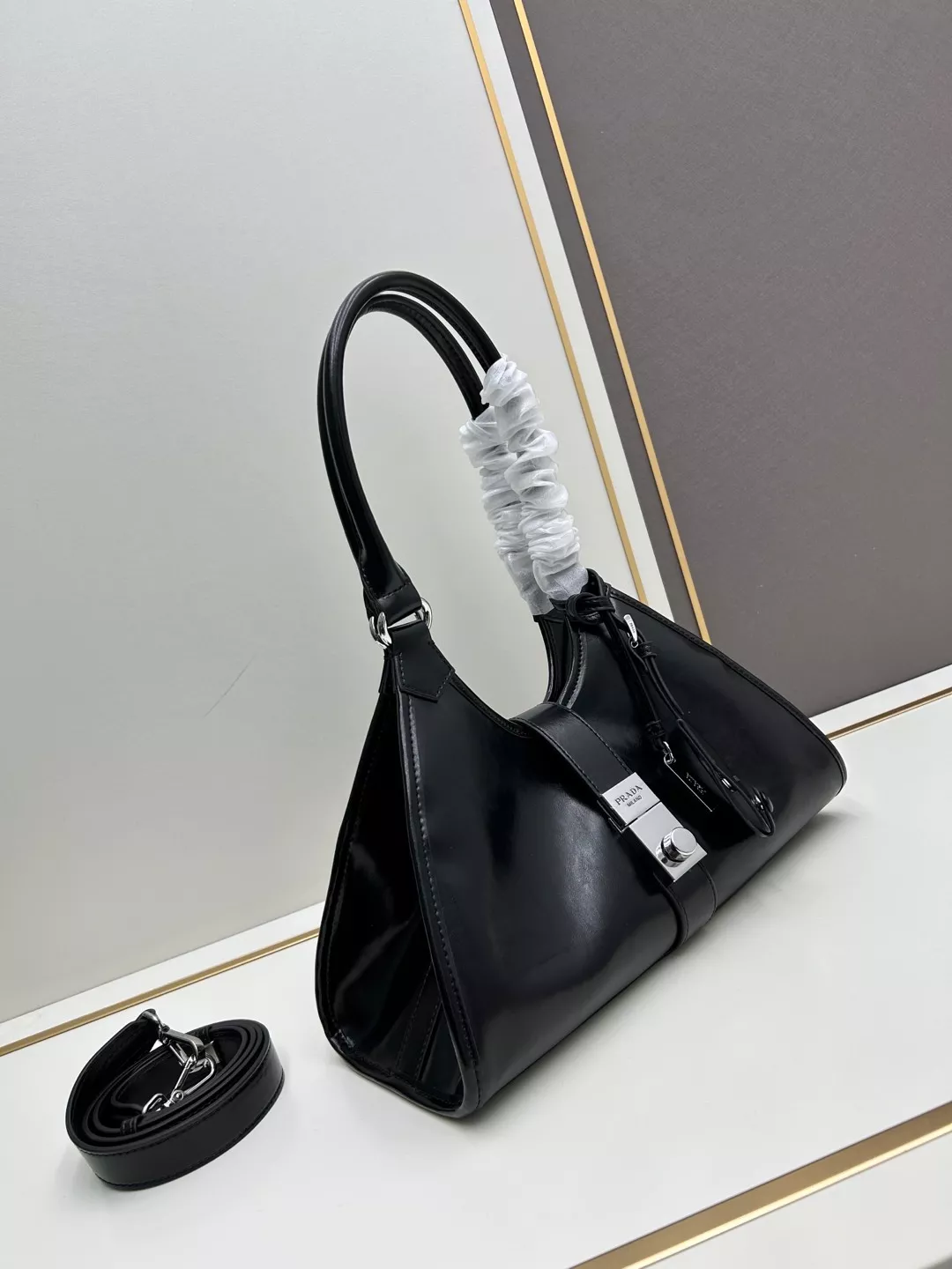 Prada AAA Quality Handbags For Women Breathable 2557