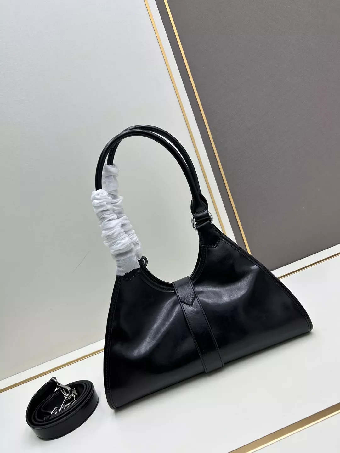 Prada AAA Quality Handbags For Women Breathable 2557