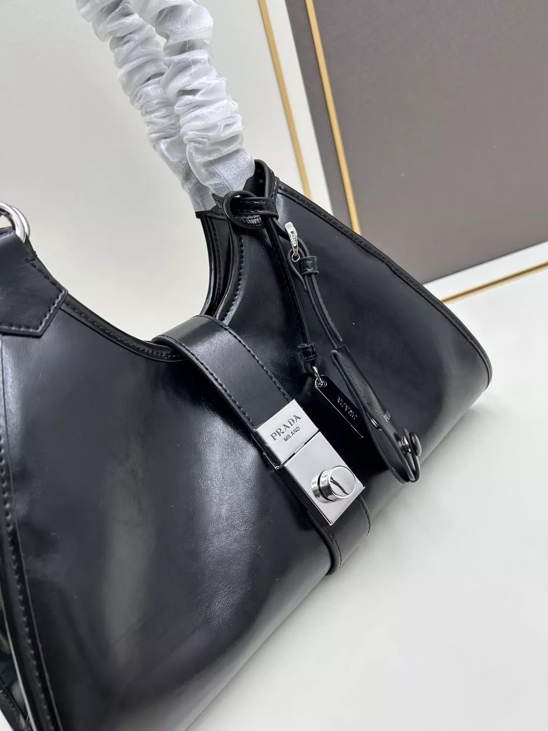 Prada AAA Quality Handbags For Women Breathable 2557