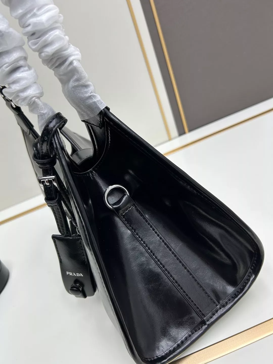 Prada AAA Quality Handbags For Women Breathable 2557