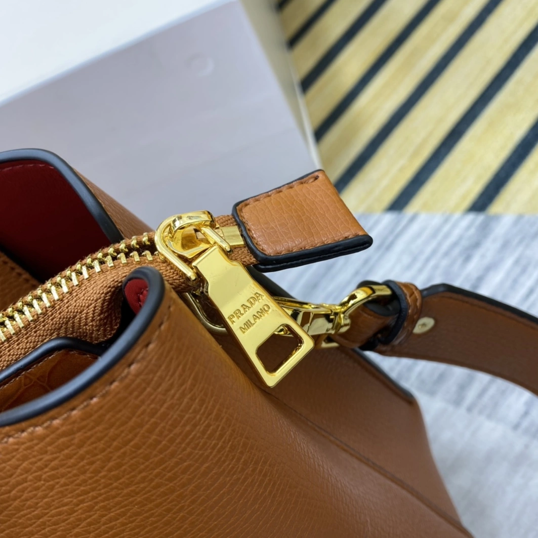 Prada AAA Quality Handbags For Women Classic 7455
