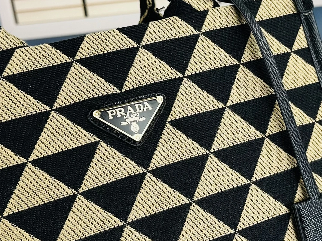 Prada AAA Quality Handbags For Women Classic 9398