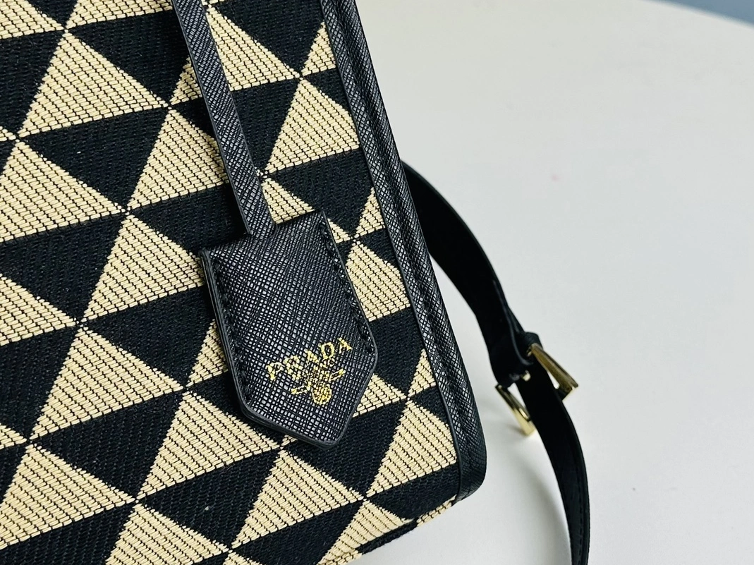 Prada AAA Quality Handbags For Women Classic 9398