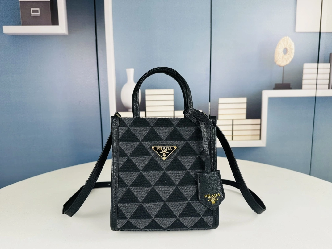 Prada AAA Quality Handbags For Women Durable 8264