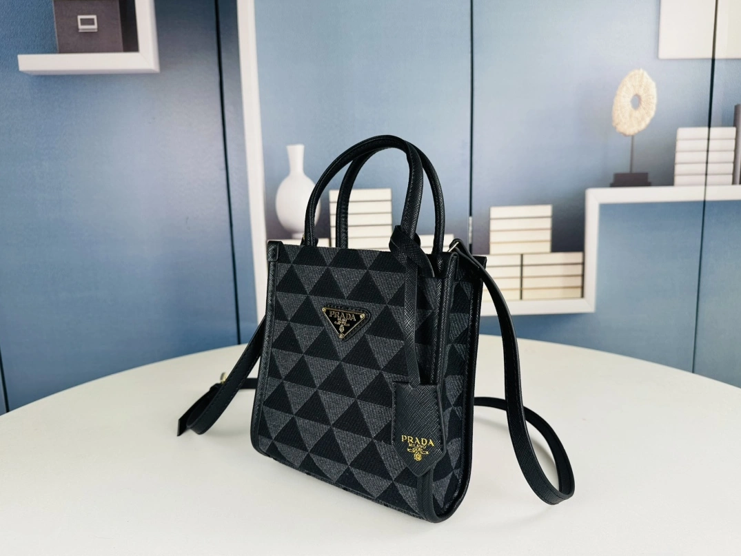 Prada AAA Quality Handbags For Women Durable 8264
