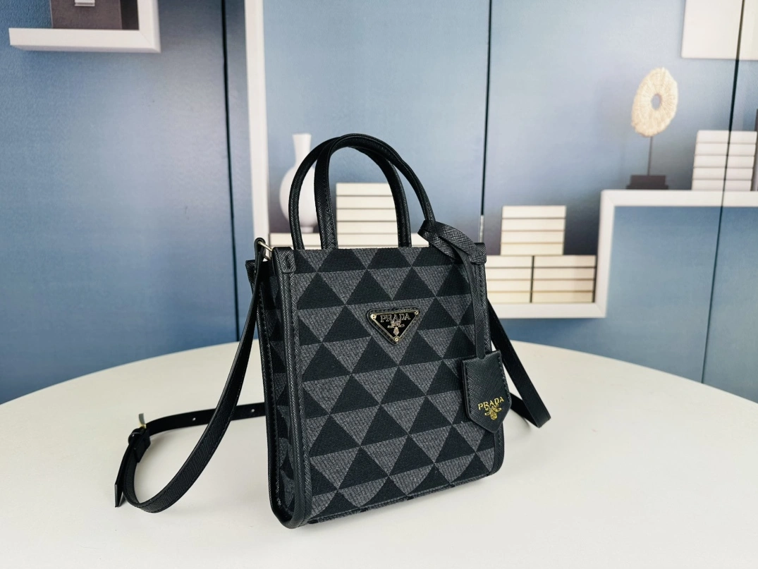 Prada AAA Quality Handbags For Women Durable 8264