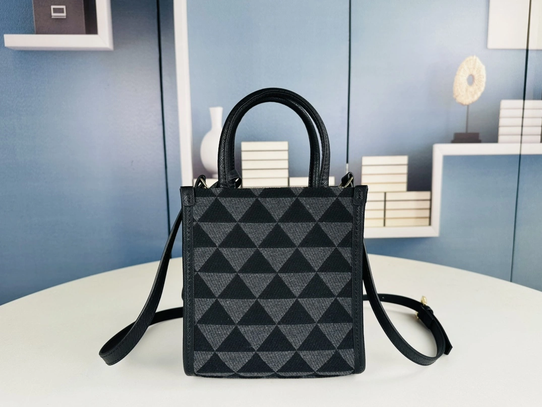 Prada AAA Quality Handbags For Women Durable 8264