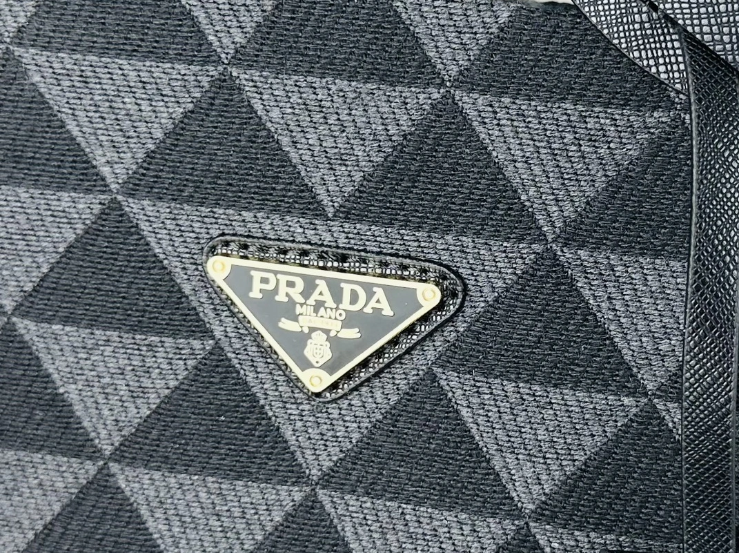 Prada AAA Quality Handbags For Women Durable 8264