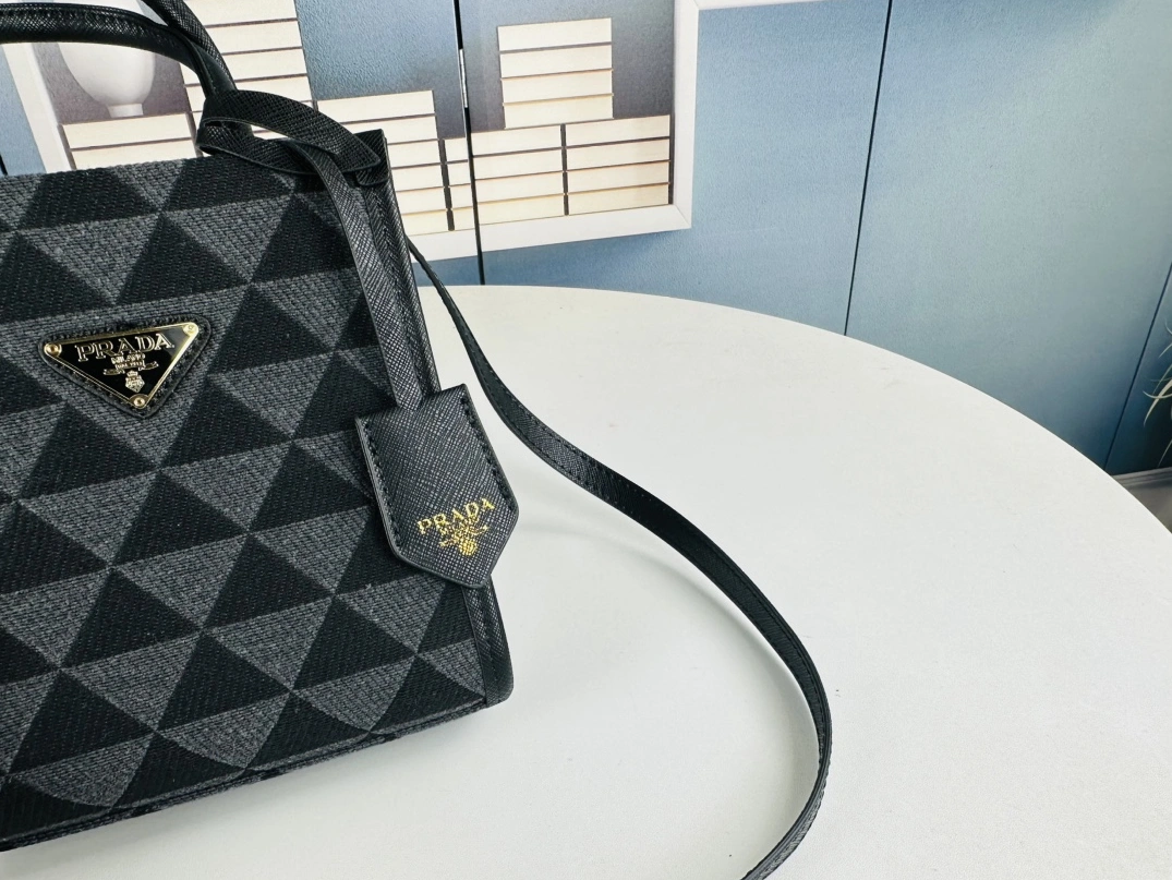 Prada AAA Quality Handbags For Women Durable 8264