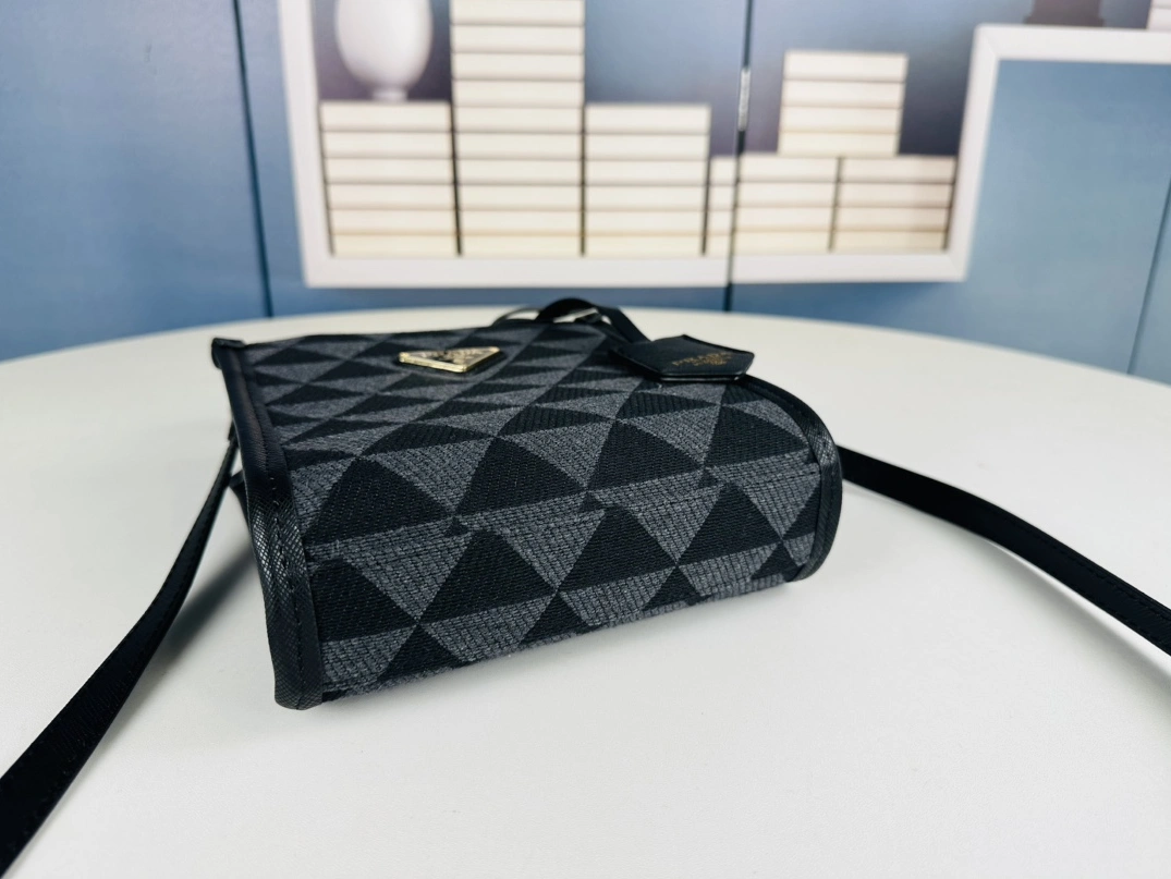 Prada AAA Quality Handbags For Women Durable 8264
