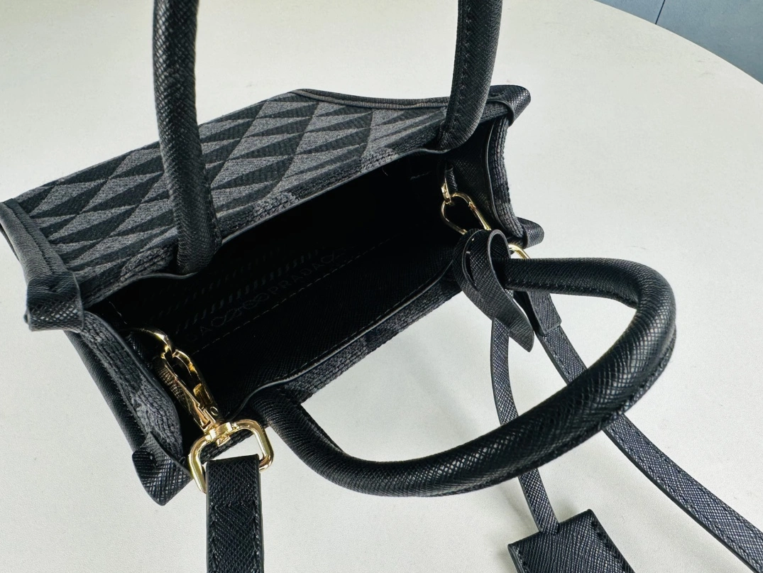 Prada AAA Quality Handbags For Women Durable 8264