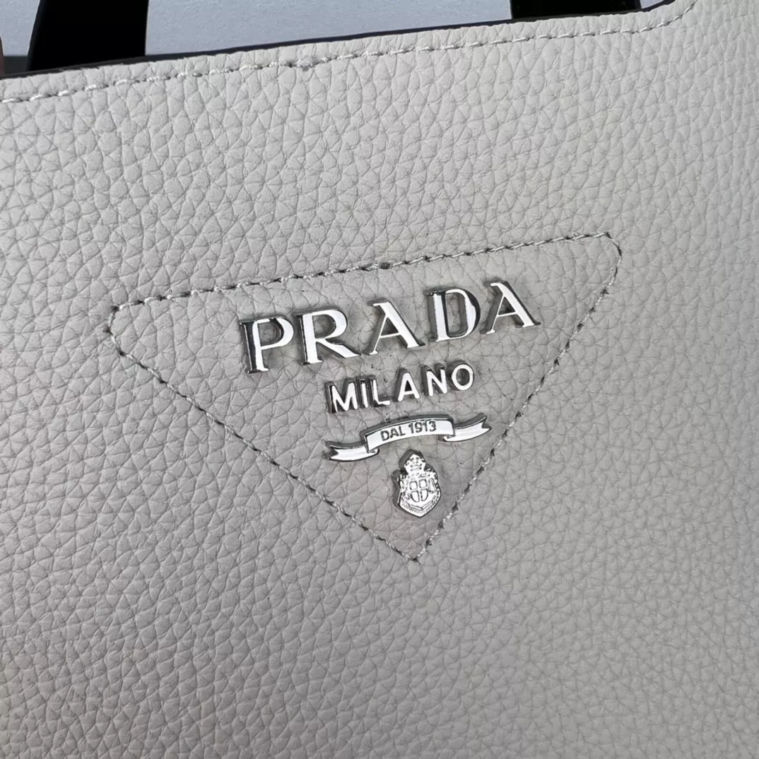 Prada AAA Quality Handbags For Women Efficient 488