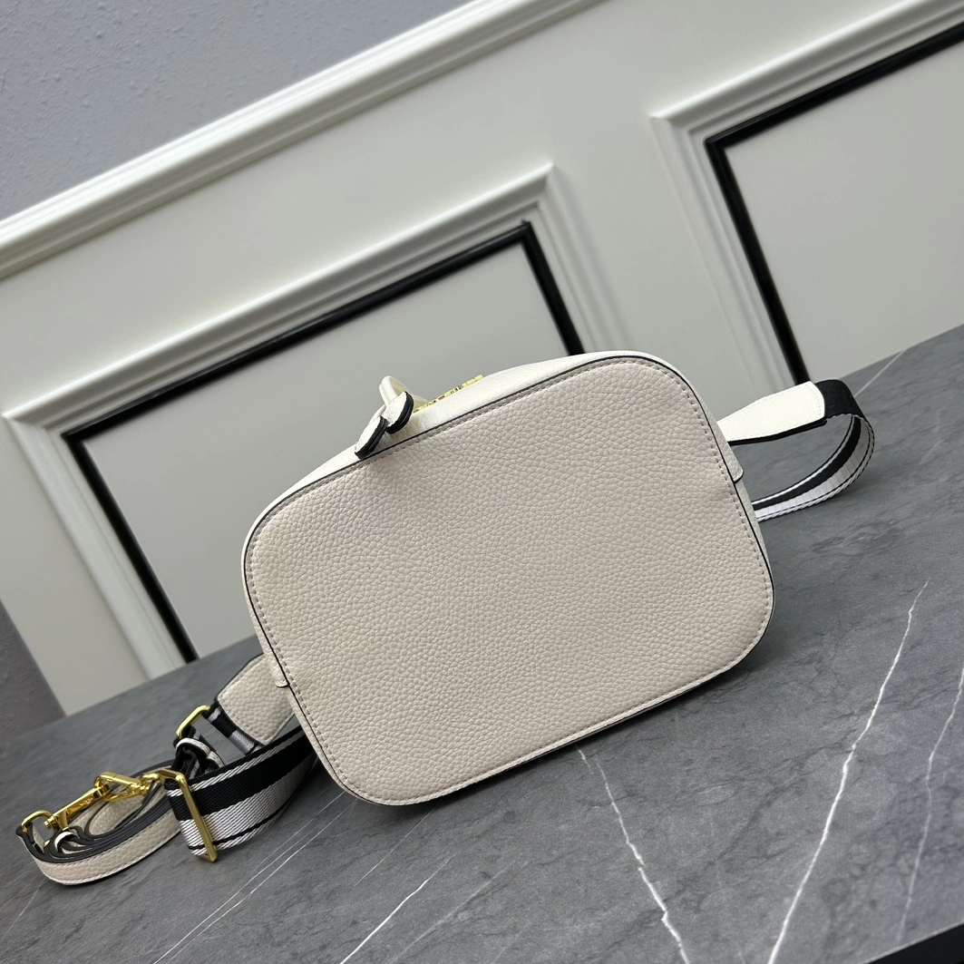 Prada AAA Quality Handbags For Women Fashionable 991