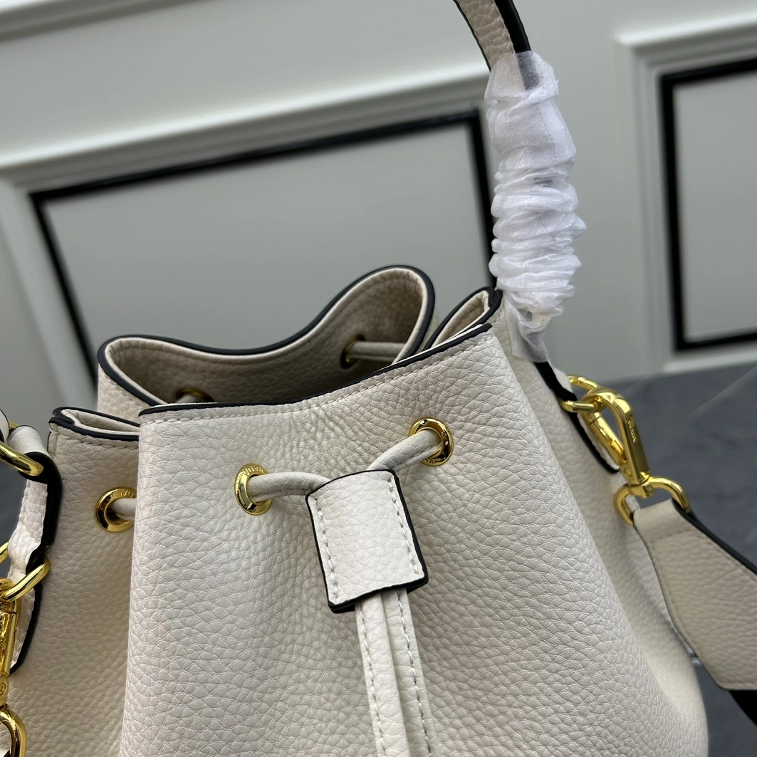 Prada AAA Quality Handbags For Women Fashionable 991