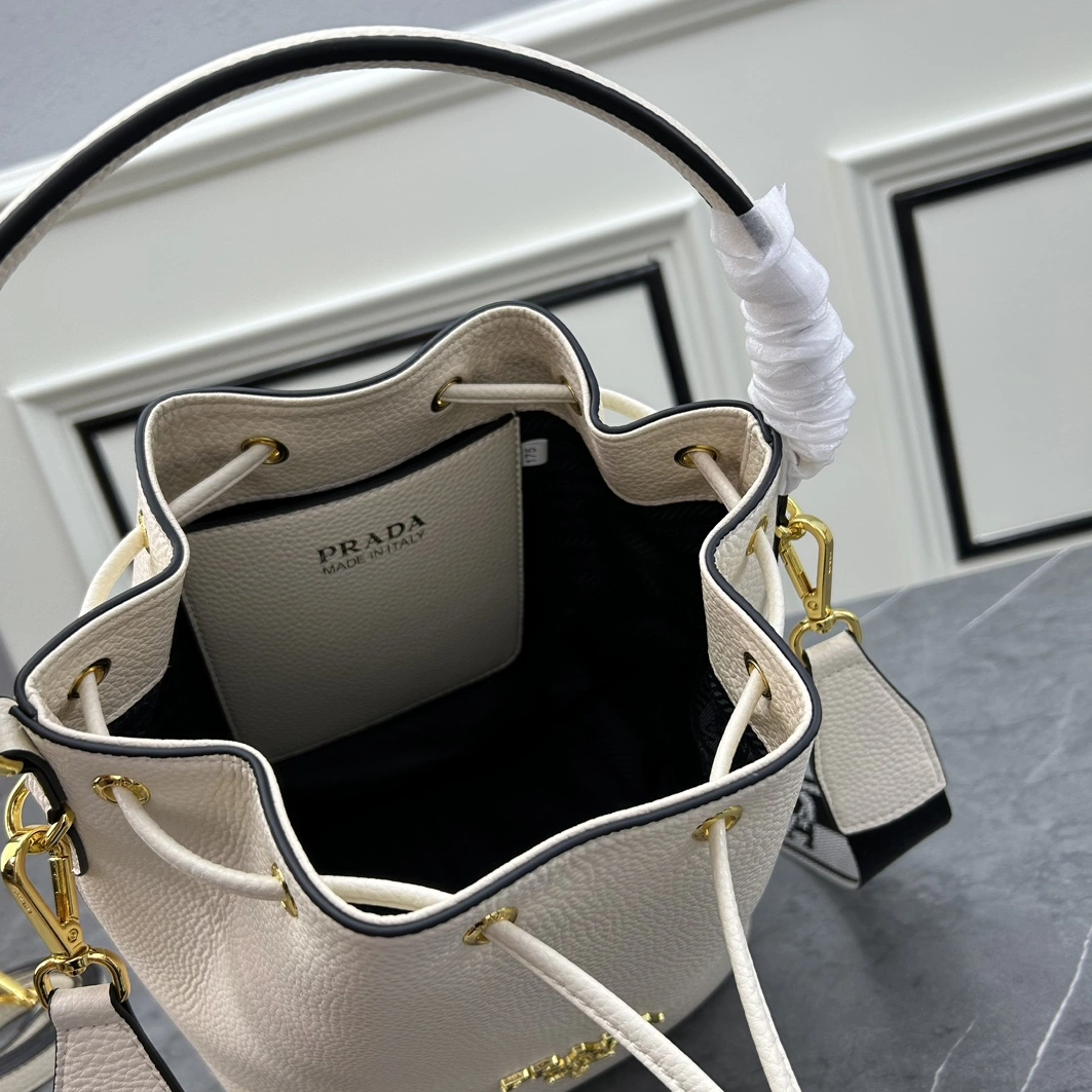 Prada AAA Quality Handbags For Women Fashionable 991