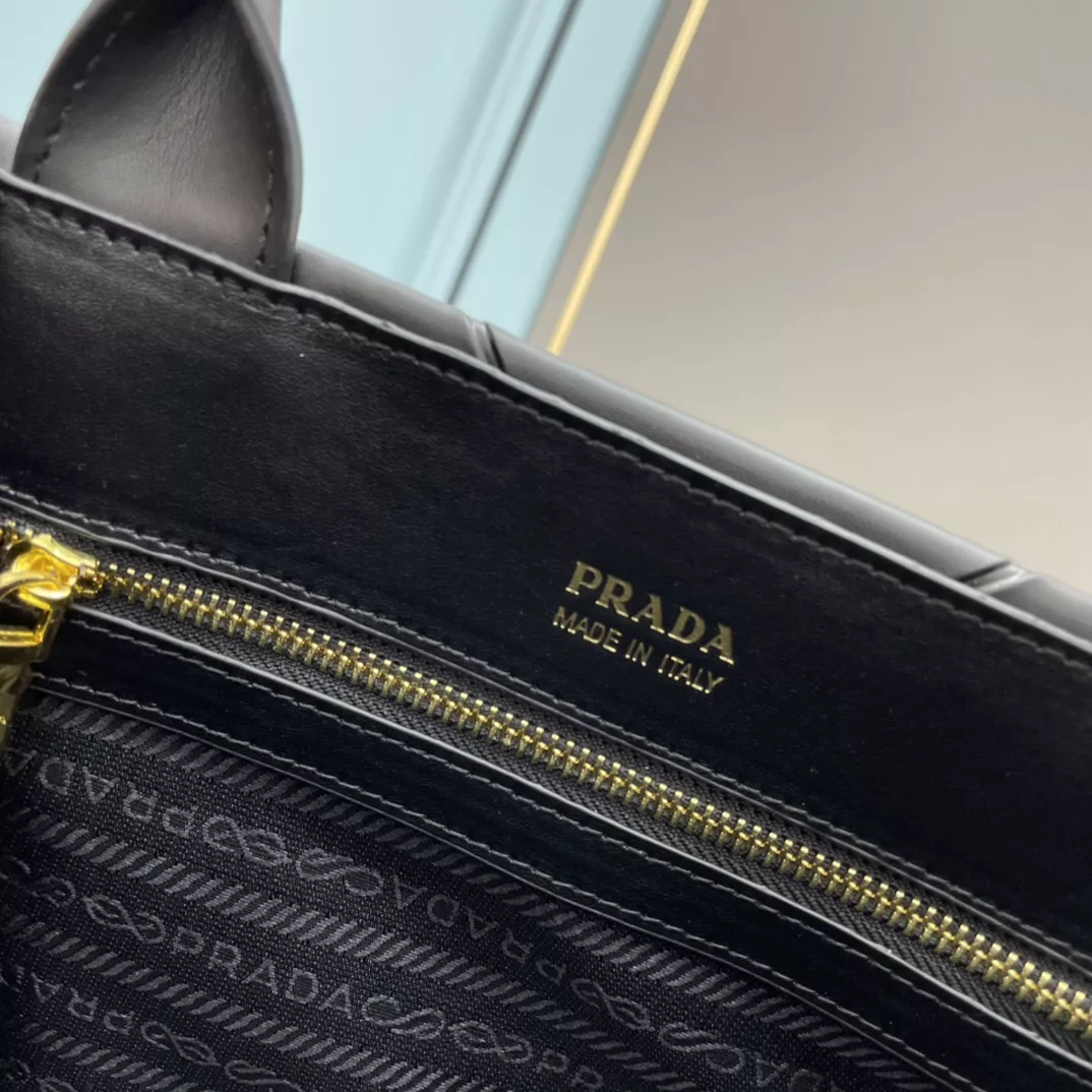 Prada AAA Quality Handbags For Women Lightweight 8725