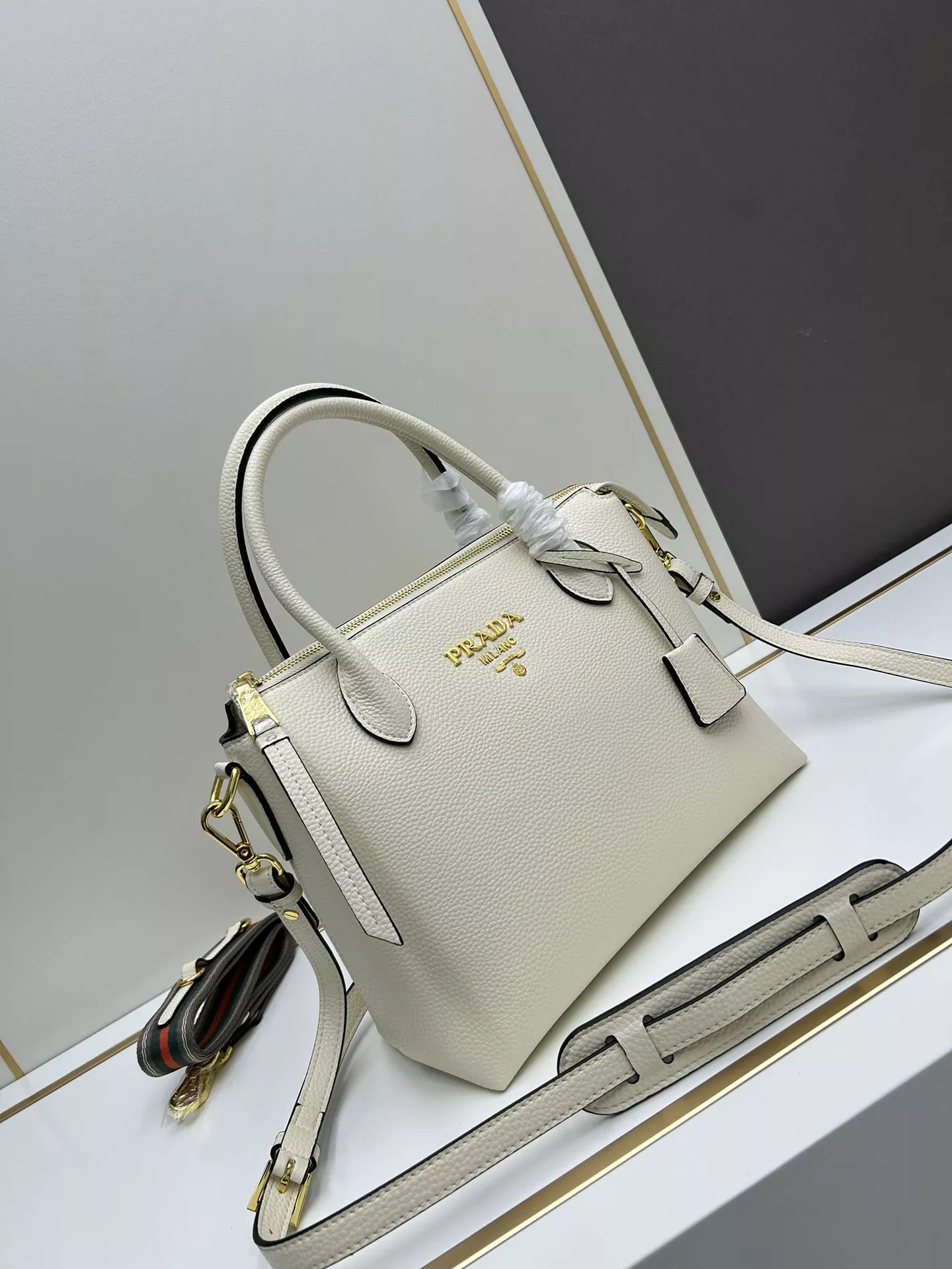 Prada AAA Quality Handbags For Women Practical 5275