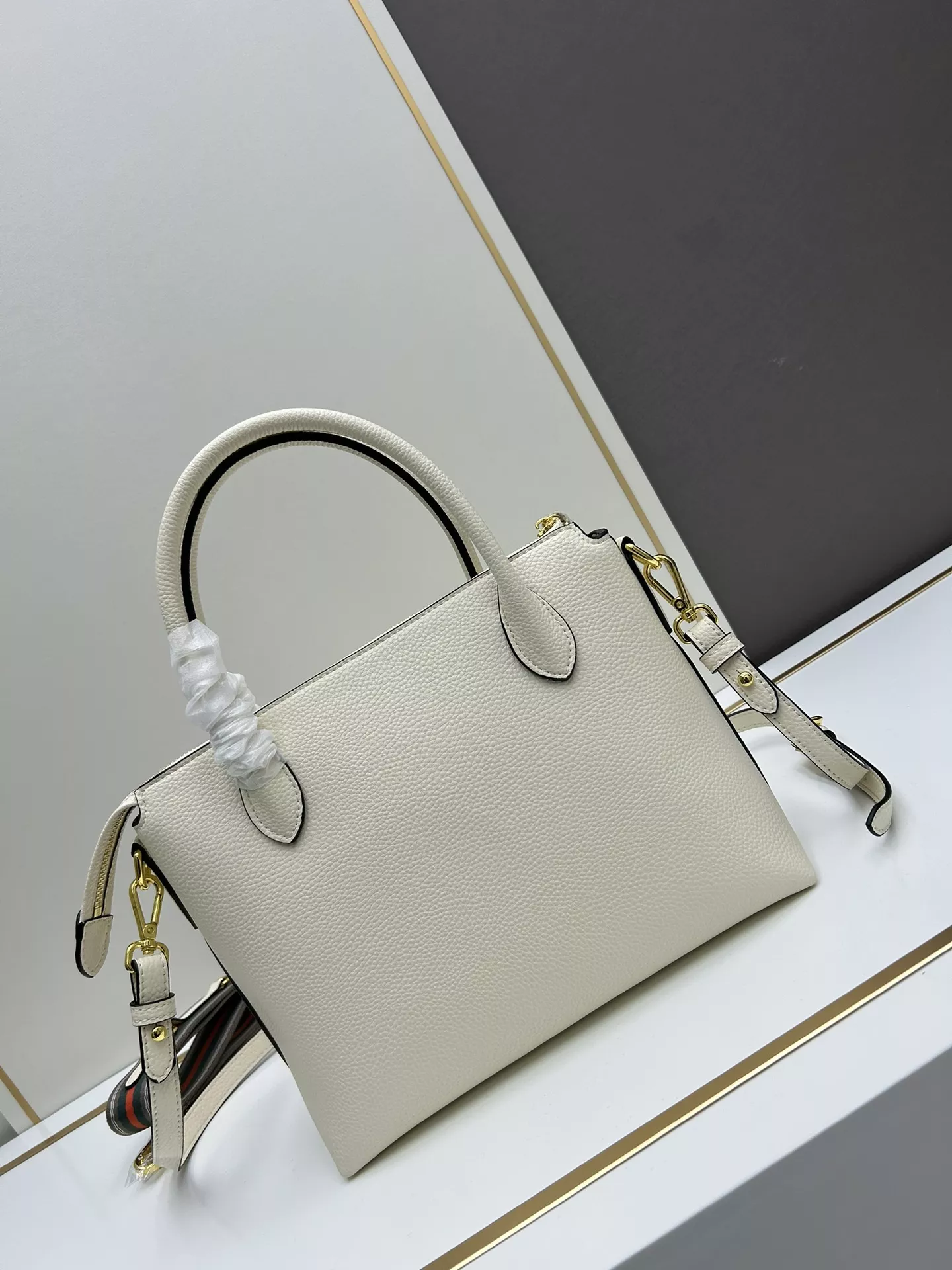 Prada AAA Quality Handbags For Women Practical 5275