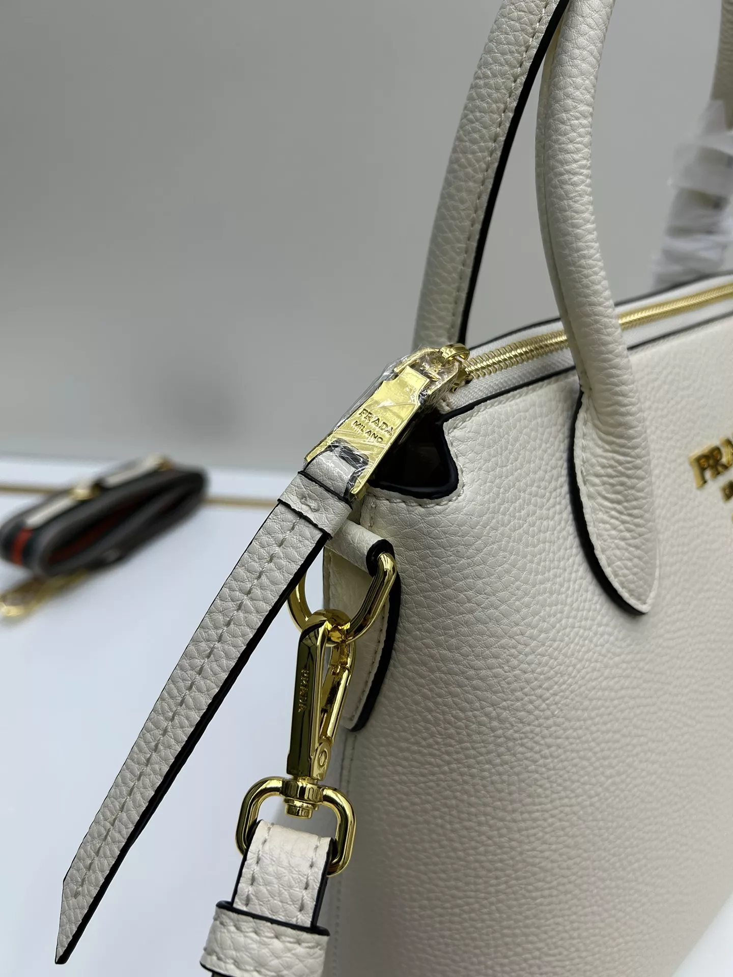 Prada AAA Quality Handbags For Women Practical 5275