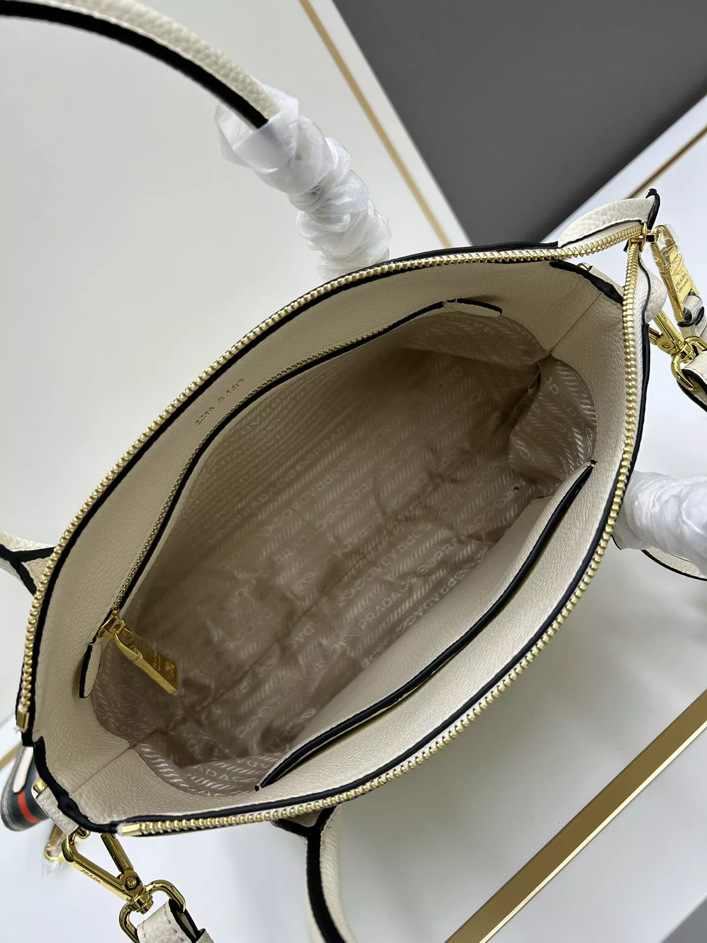 Prada AAA Quality Handbags For Women Practical 5275