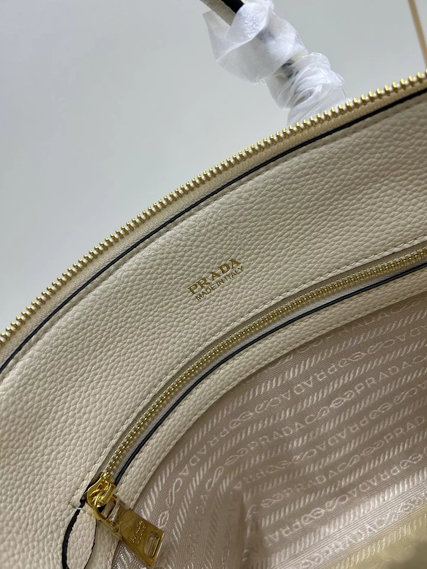 Prada AAA Quality Handbags For Women Practical 5275