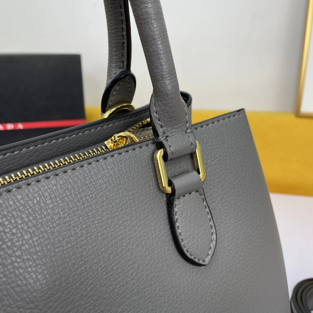 Prada AAA Quality Handbags For Women Practical 7004