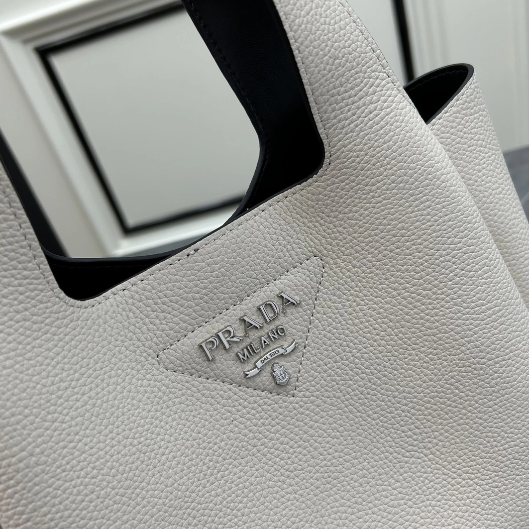 Prada AAA Quality Handbags For Women Practical 7493