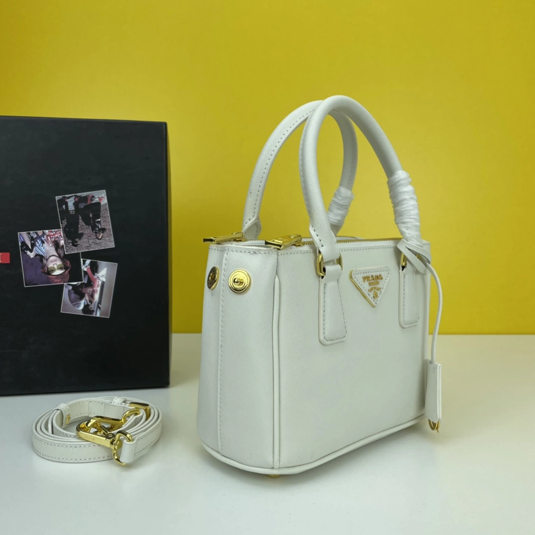 Prada AAA Quality Handbags For Women Sophisticated 4270