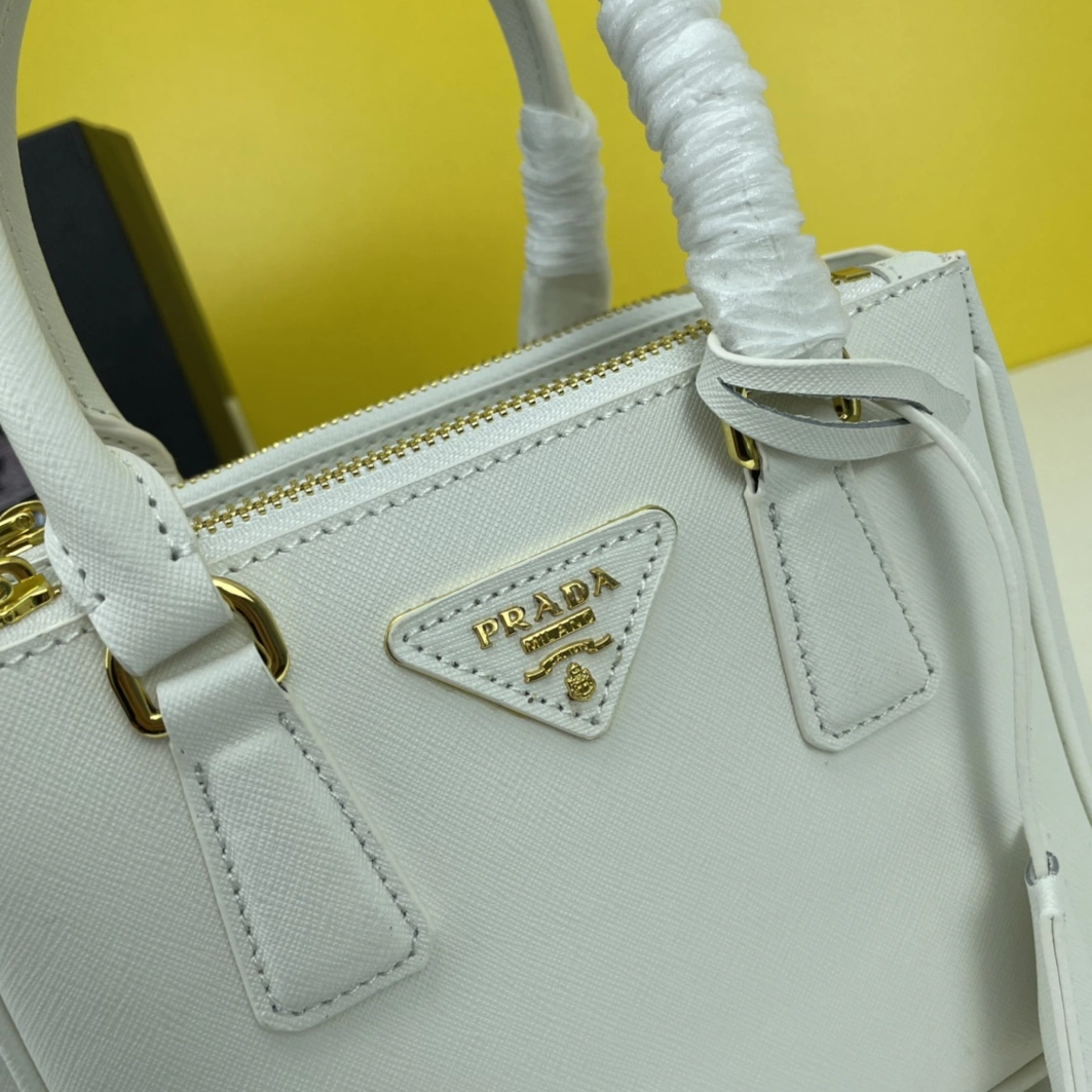 Prada AAA Quality Handbags For Women Sophisticated 4270