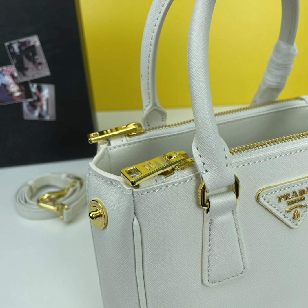 Prada AAA Quality Handbags For Women Sophisticated 4270