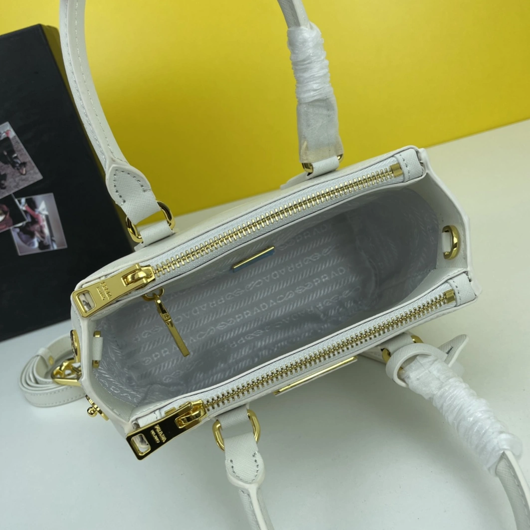 Prada AAA Quality Handbags For Women Sophisticated 4270