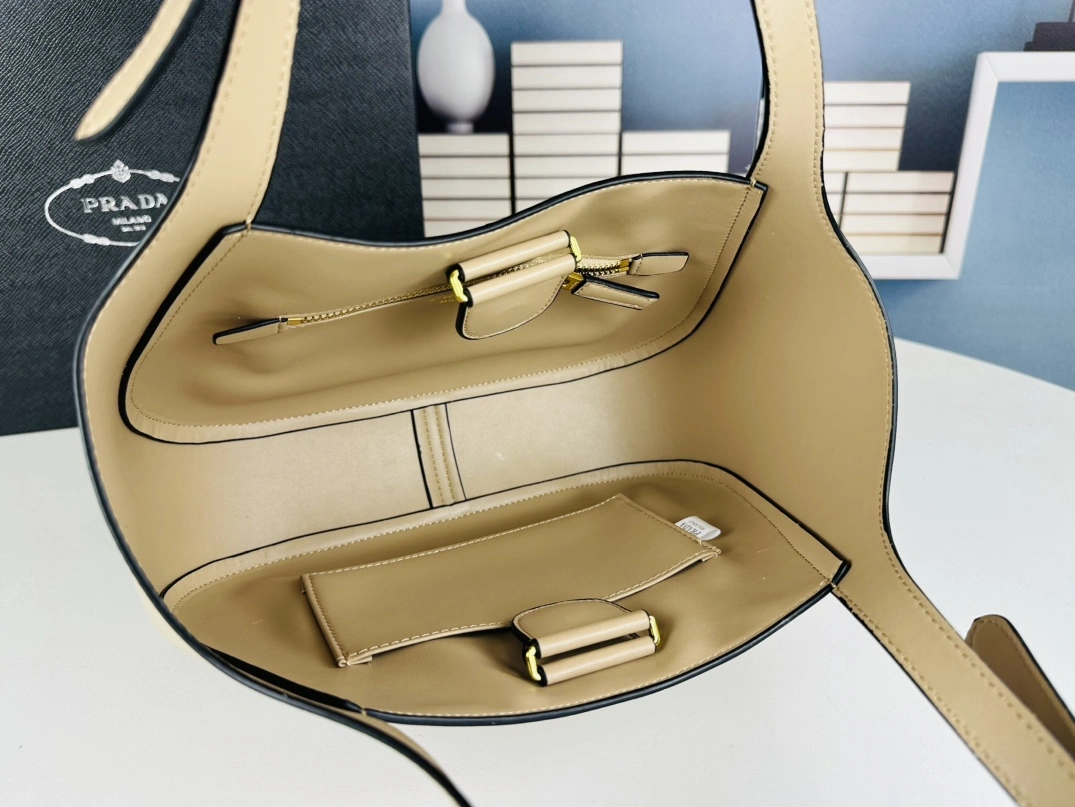 Prada AAA Quality Handbags For Women StreetReady 8711