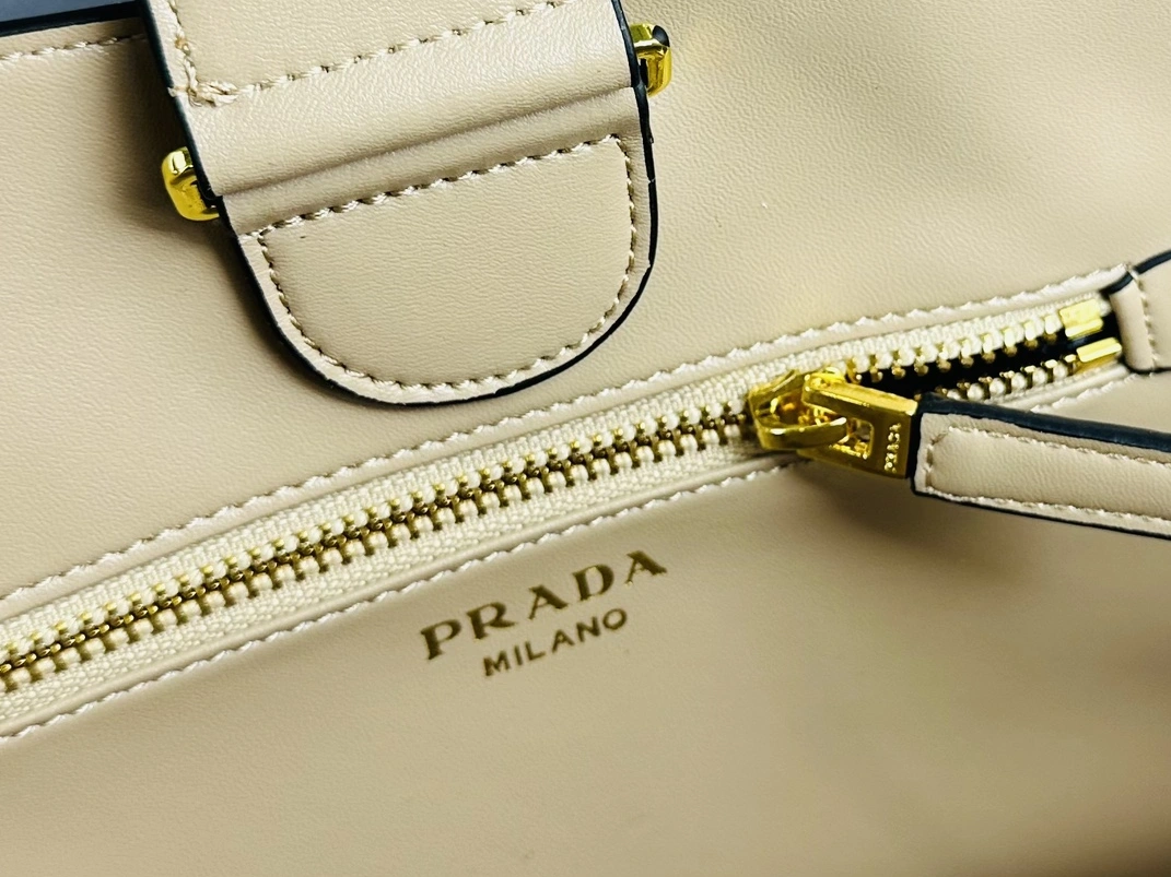 Prada AAA Quality Handbags For Women StreetReady 8711