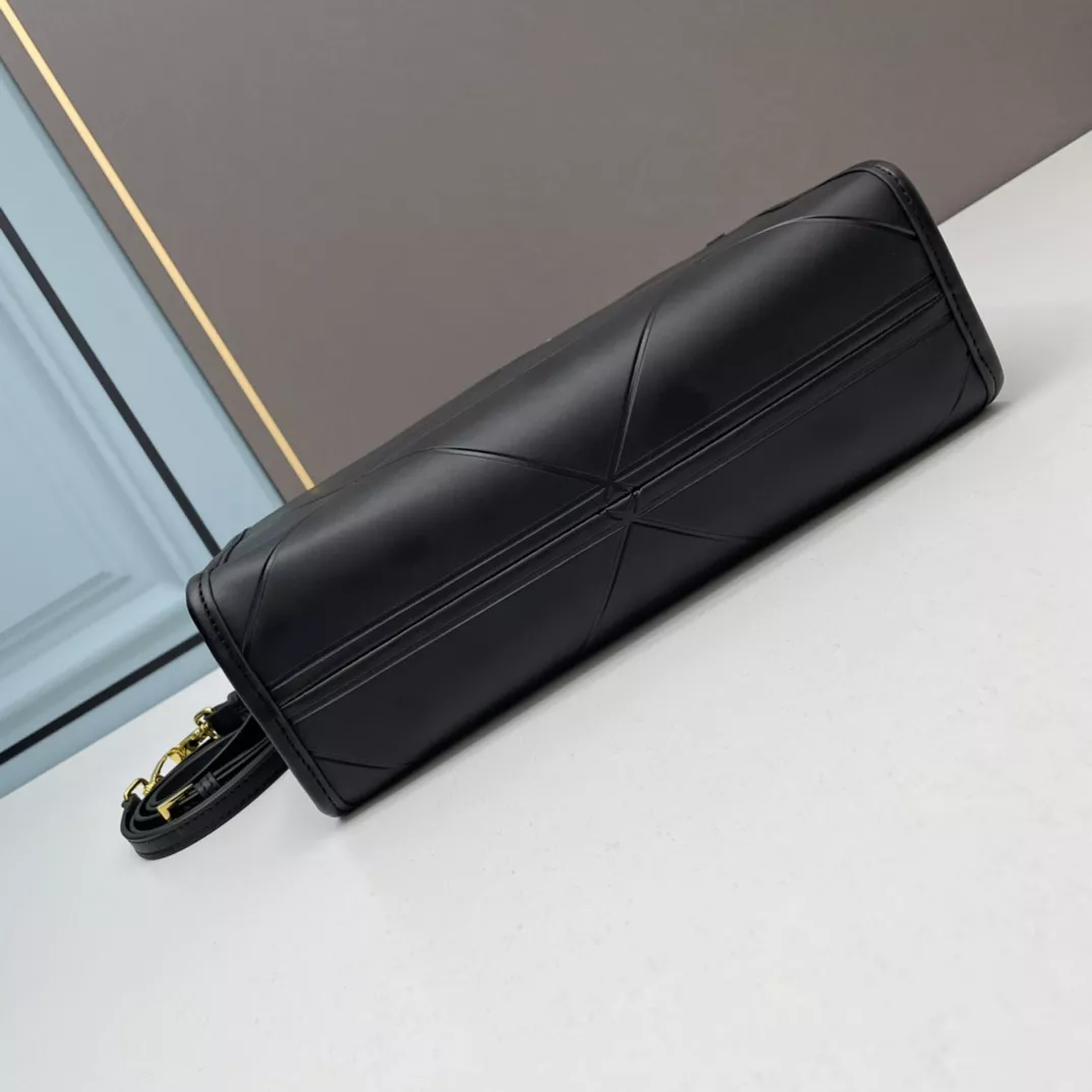 Prada AAA Quality Handbags For Women Stylish 7831